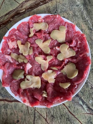 牛肉を皿に盛り、残りのマスタードを牛肉の上にかける。