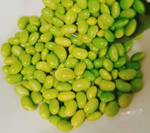 Agrega sal y un poco de aceite de cocina al agua y vierte el edamame preparado.