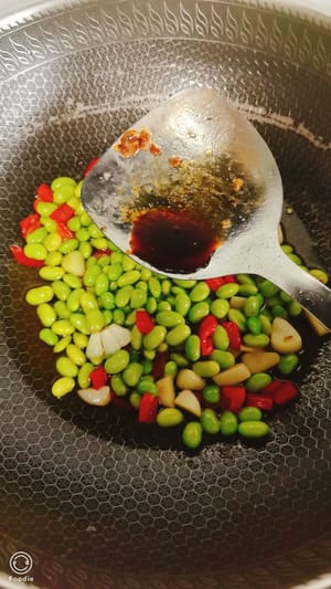 masukkan edamame yang sudah direbus ke dalam air, tambahkan sesendok kecap asin, tumis sebentar dengan cepat, lalu masukkan daging sapi potong dadu yang sudah disiapkan, aduk rata sebelum disajikan