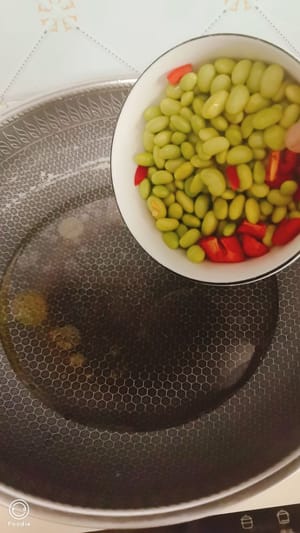 Tambahkan garam dan sedikit minyak goreng ke dalam air dan tuangkan edamame yang telah disiapkan.