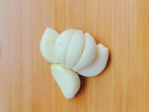 irisan bawang putih
