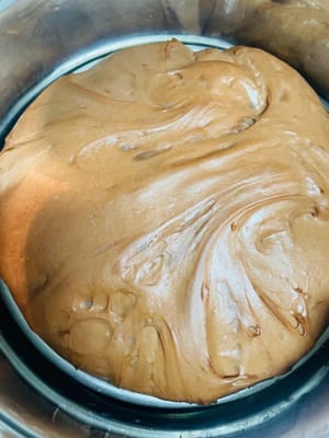 Coprire l'impasto con pellicola trasparente e lasciarlo lievitare in un luogo a 30°C fino al raddoppio del suo volume.