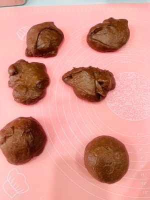 Dividete l'impasto lievitato in 6 porzioni uguali, formate delle palline, copritele con pellicola trasparente e lasciatele riposare per 15 minuti (se non sapete come fare, guardate il video).