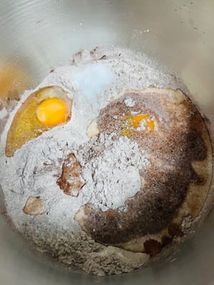 Versare il composto di latte e uova, impastare a bassa velocità per 3 minuti, quindi mescolare ad alta velocità per 6 minuti, fino a quando l'impasto può essere allungato fino a formare una membrana all'80%.