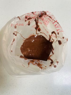 Preparazione della glassa: in una ciotola a parte, montare gli albumi con lo zucchero fino a ottenere una consistenza soda. Aggiungere quindi la polvere di mandorle e il cacao in polvere, mescolare bene e trasferire il composto in una sac à poche.