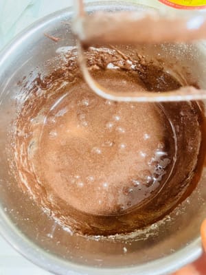 Preparazione della glassa: in una ciotola a parte, montare gli albumi con lo zucchero fino a ottenere una consistenza soda. Aggiungere quindi la polvere di mandorle e il cacao in polvere, mescolare bene e trasferire il composto in una sac à poche.