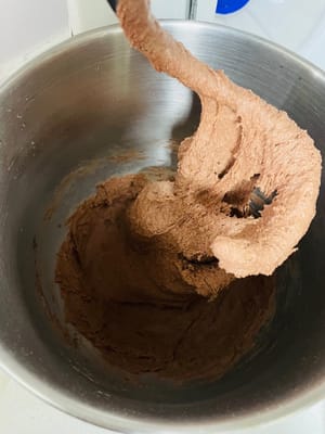 Versare il composto di latte e uova, impastare a bassa velocità per 3 minuti, quindi mescolare ad alta velocità per 6 minuti, fino a quando l'impasto può essere allungato fino a formare una membrana all'80%.