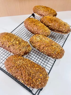 Preriscaldare il forno. Posizionare l'impasto del pane sul ripiano inferiore-medio (io preferisco il ripiano inferiore in modo che il fondo si cuocia senza bruciare la parte superiore, ma è possibile utilizzare anche il ripiano centrale). Cuocere in forno a 180 °C per 25 minuti. Se la superficie si scurisce troppo, ricordarsi di coprirla con un foglio di alluminio.