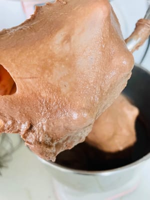 Versare il composto di latte e uova, impastare a bassa velocità per 3 minuti, quindi mescolare ad alta velocità per 6 minuti, fino a quando l'impasto può essere allungato fino a formare una membrana all'80%.