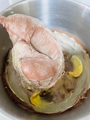 Aggiungere il burro ammorbidito e impastare a bassa velocità per 3 minuti per incorporarlo completamente all'impasto. Quindi impastare ad alta velocità per 8 minuti fino a formare una membrana sottile e liscia (la chiave per un pane morbido).