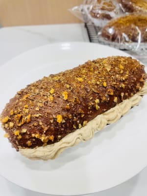 (Facoltativo) Consigli per il ripieno (Salta se preferisci)

Se vuoi aggiungere un ripieno, non usare la crema al burro italiana pesante (contiene molto burro, ed è quella che si usa nei supermercati per i ripieni: è più bella da vedere).

Basta montare la panna, il cacao in polvere e lo zucchero fino a raggiungere il 90% di consistenza. Ha una consistenza più leggera ed è meno pesante. Quando lo mangi, taglia semplicemente il pane, aggiungi il ripieno e il gioco è fatto! È delizioso 😋
Se vuoi toglierlo e conservarlo facilmente, ti consiglio di non aggiungere alcun ripieno.