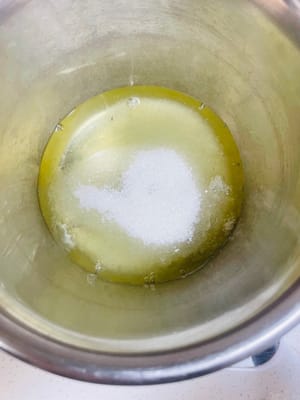 Preparazione della glassa: in una ciotola a parte, montare gli albumi con lo zucchero fino a ottenere una consistenza soda. Aggiungere quindi la polvere di mandorle e il cacao in polvere, mescolare bene e trasferire il composto in una sac à poche.