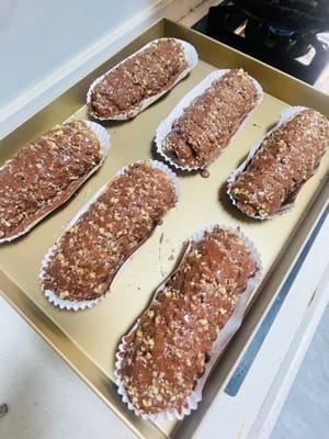 Mettere l'impasto del pane nel forno con una ciotola di acqua calda accanto per mantenerlo umido e lasciarlo lievitare finché non raggiunge una volta e mezza il suo volume originale. Quindi versare la salsa preparata e cospargere con le noci tritate rimanenti (l'obiettivo principale è renderlo delizioso ed evitare sprechi).