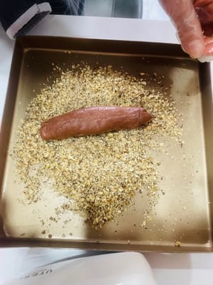 Spennellare la superficie dell'impasto con l'albume, passarlo in una teglia da forno riempita di noci tritate fino a ricoprirlo completamente e il suo aspetto sarà notevolmente migliorato.