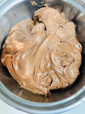 Coprire l'impasto con pellicola trasparente e lasciarlo lievitare in un luogo a 30°C fino al raddoppio del suo volume.