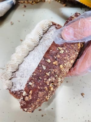 (Facoltativo) Consigli per il ripieno (Salta se preferisci)

Se vuoi aggiungere un ripieno, non usare la crema al burro italiana pesante (contiene molto burro, ed è quella che si usa nei supermercati per i ripieni: è più bella da vedere).

Basta montare la panna, il cacao in polvere e lo zucchero fino a raggiungere il 90% di consistenza. Ha una consistenza più leggera ed è meno pesante. Quando lo mangi, taglia semplicemente il pane, aggiungi il ripieno e il gioco è fatto! È delizioso 😋
Se vuoi toglierlo e conservarlo facilmente, ti consiglio di non aggiungere alcun ripieno.