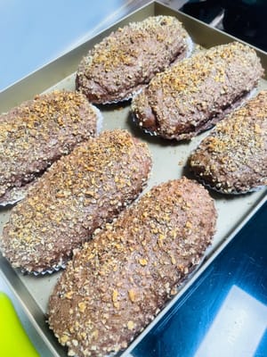 Preriscaldare il forno. Posizionare l'impasto del pane sul ripiano inferiore-medio (io preferisco il ripiano inferiore in modo che il fondo si cuocia senza bruciare la parte superiore, ma è possibile utilizzare anche il ripiano centrale). Cuocere in forno a 180 °C per 25 minuti. Se la superficie si scurisce troppo, ricordarsi di coprirla con un foglio di alluminio.