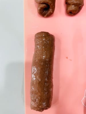 Spennellare la superficie dell'impasto con l'albume, passarlo in una teglia da forno riempita di noci tritate fino a ricoprirlo completamente e il suo aspetto sarà notevolmente migliorato.