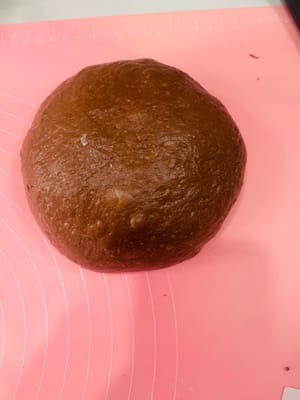 Dividete l'impasto lievitato in 6 porzioni uguali, formate delle palline, copritele con pellicola trasparente e lasciatele riposare per 15 minuti (se non sapete come fare, guardate il video).