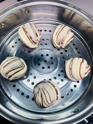 蒸し器にクッキングシートを敷くか、直接薄く油を塗ってキッチンペーパーで均一に拭き取っても構いません。

3層蒸すので、クッキングシートを敷くだけでは蒸気が足りないのではないかと心配だったので、油を塗るだけにしました。

蒸したパンを蒸し器に入れ、底に温水を入れて発酵を促し、元の1.5倍の大きさになるまで膨らませます。

沸騰後12～13分蒸し、火を止めてさらに3分蒸らしてから蓋を開けます。