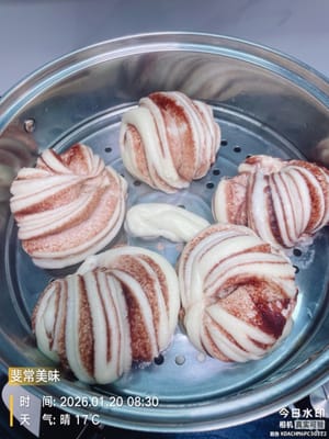 蒸し上がった饅頭は、包む前にクーリングラックに移して完全に冷ましてください。蒸し器に入れたまま放置すると、水分が食感に影響します。

残ったものは冷凍保存できます。食べたい時は解凍して再度蒸せば、蒸したての美味しさが楽しめます。

これは友人からの特別なリクエストだったので、彼女のために万全の準備をしました。網戸越しでも蒸し饅頭と豆の香りが漂い、届いたその日から蒸し器から出したての美味しさを味わえるよう、梱包して発送しました。