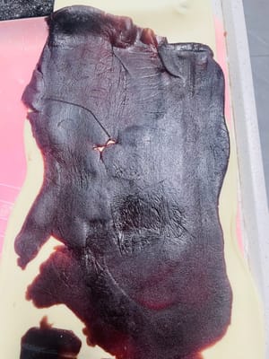 私はパスタマシンを使って生地を薄く伸ばしました。手で伸ばす場合は、厚さ2mm以下、幅25cm、長さ30cm以上に伸ばしてください。

写真参照：伸ばしたあんこシートを生地シートの半分に置き、もう半分で覆います。

手で軽く伸ばし、3分の1のところからさらに半分に折ります。

麺棒を使って軽く平らに伸ばすと、あんこが生地にしっかりと密着します。