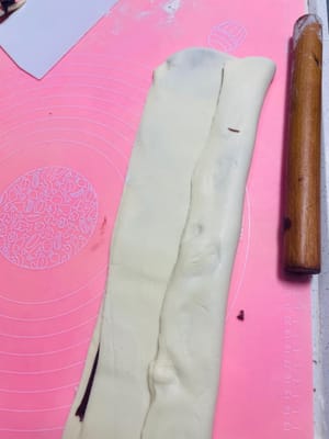 私はパスタマシンを使って生地を薄く伸ばしました。手で伸ばす場合は、厚さ2mm以下、幅25cm、長さ30cm以上に伸ばしてください。

写真参照：伸ばしたあんこシートを生地シートの半分に置き、もう半分で覆います。

手で軽く伸ばし、3分の1のところからさらに半分に折ります。

麺棒を使って軽く平らに伸ばすと、あんこが生地にしっかりと密着します。