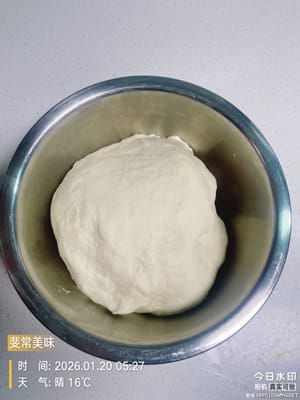 生地を30℃前後の暖かく湿度の高い場所に置き、生地が2倍の大きさになるまで発酵させます。

オーブンや発酵器がない場合は、生地を入れるボウルの下に温水を入れたボウルを置き、水温が35℃を超えないように注意しながら、湯せんで発酵させます。