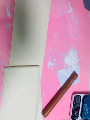 私はパスタマシンを使って生地を薄く伸ばしました。手で伸ばす場合は、厚さ2mm以下、幅25cm、長さ30cm以上に伸ばしてください。

写真参照：伸ばしたあんこシートを生地シートの半分に置き、もう半分で覆います。

手で軽く伸ばし、3分の1のところからさらに半分に折ります。

麺棒を使って軽く平らに伸ばすと、あんこが生地にしっかりと密着します。