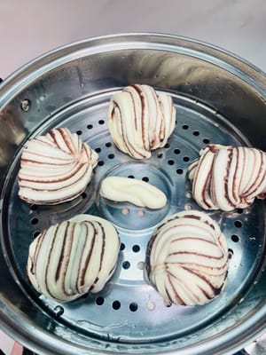 蒸し器にクッキングシートを敷くか、直接薄く油を塗ってキッチンペーパーで均一に拭き取っても構いません。

3層蒸すので、クッキングシートを敷くだけでは蒸気が足りないのではないかと心配だったので、油を塗るだけにしました。

蒸したパンを蒸し器に入れ、底に温水を入れて発酵を促し、元の1.5倍の大きさになるまで膨らませます。

沸騰後12～13分蒸し、火を止めてさらに3分蒸らしてから蓋を開けます。