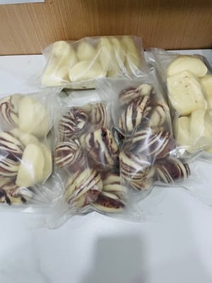 蒸し上がった饅頭は、包む前にクーリングラックに移して完全に冷ましてください。蒸し器に入れたまま放置すると、水分が食感に影響します。

残ったものは冷凍保存できます。食べたい時は解凍して再度蒸せば、蒸したての美味しさが楽しめます。

これは友人からの特別なリクエストだったので、彼女のために万全の準備をしました。網戸越しでも蒸し饅頭と豆の香りが漂い、届いたその日から蒸し器から出したての美味しさを味わえるよう、梱包して発送しました。