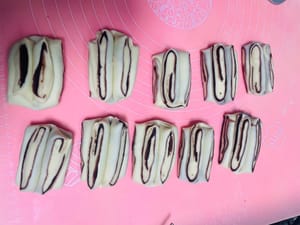 様々な大きさの細長い皮を数枚用意し、真ん中を箸でしっかりと押さえます。

箸を取り出す際は、下からではなく横から引き抜きます。