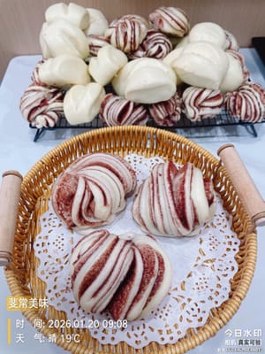 蒸し上がった饅頭は、包む前にクーリングラックに移して完全に冷ましてください。蒸し器に入れたまま放置すると、水分が食感に影響します。

残ったものは冷凍保存できます。食べたい時は解凍して再度蒸せば、蒸したての美味しさが楽しめます。

これは友人からの特別なリクエストだったので、彼女のために万全の準備をしました。網戸越しでも蒸し饅頭と豆の香りが漂い、届いたその日から蒸し器から出したての美味しさを味わえるよう、梱包して発送しました。