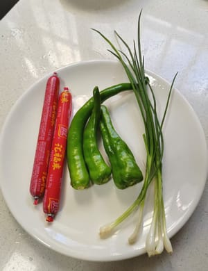 dos salchichas de jamón, tres pimientos verdes, dos cebollas