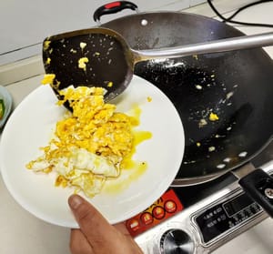 freír tres huevos y servir