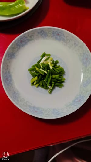 cortar las cebolletas en gajos.