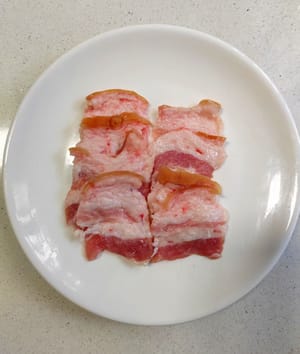 Cortar la panceta de cerdo en trozos pequeños.