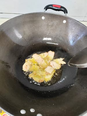 Verter la panceta de cerdo preparada en la olla, freír hasta que esté dorada.
