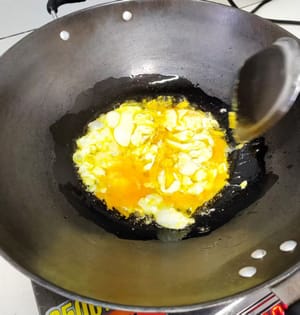 三个鸡蛋炒香盛出