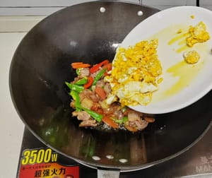 Por último, añadir los huevos y revolver.
