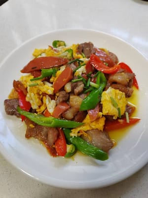 Ya están listos los huevos revueltos con pimiento verde y carne magra.