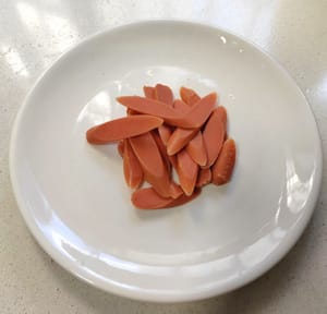 Cortar el jamón en trozos diagonales.