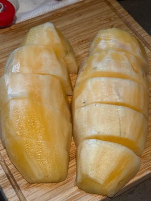 Die Schneelotuspflanze aus Tian Shan in große Stücke schneiden