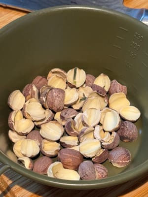 Lotuskerne zehn Minuten in Wasser einweichen, dann in einen Topf mit kaltem Wasser geben.
