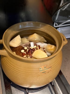 Alle Zutaten vermengen und 2 Stunden köcheln lassen.