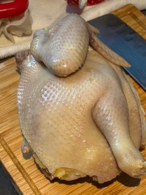 Das alte Huhn blanchieren und gründlich waschen.