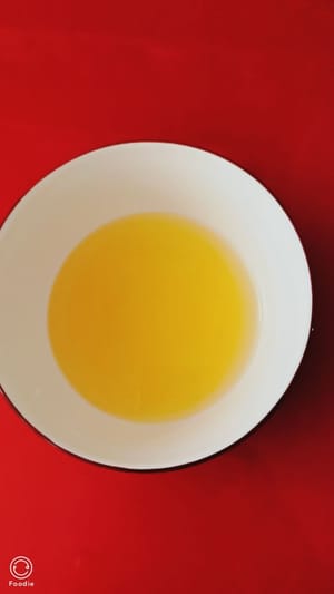 Versez une quantité appropriée d'eau glacée dans un bol. Ajoutez une quantité appropriée de miel et mélangez bien.