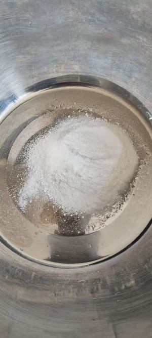 雙皮奶粉倒入容器裡，牛奶煲滾後倒入備好的雙皮奶粉裡，朝一個方向攪拌均勻。