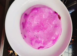 Une fois le lait double peau refroidi et solidifié au réfrigérateur, sortez-le et versez-le dans une assiette. Utilisez un couteau à fruits pour le découper comme pour découper un gâteau.