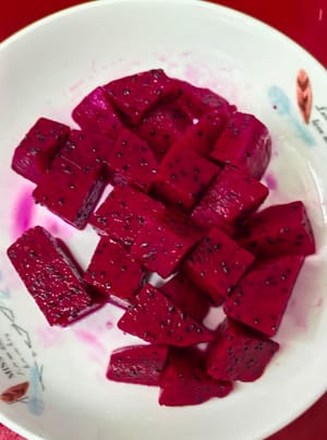 Coupez le fruit du dragon en petits cubes pour une utilisation ultérieure
